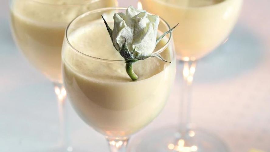 Рецепт шоколадныев мусс с засахаренными розами