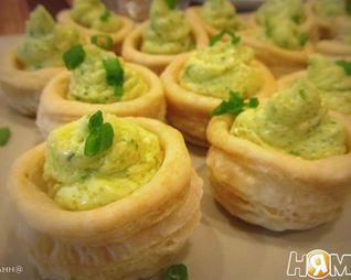 Волованы с муссом из масла, икры и петрушки