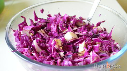 красим пасхальные яйца в серо-голубой цвет в соке краснокочанной капусты