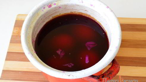 красим пасхальные яйца в серо-голубой цвет в соке краснокочанной капусты