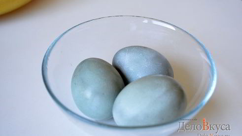 красим пасхальные яйца в серо-голубой цвет в соке краснокочанной капусты