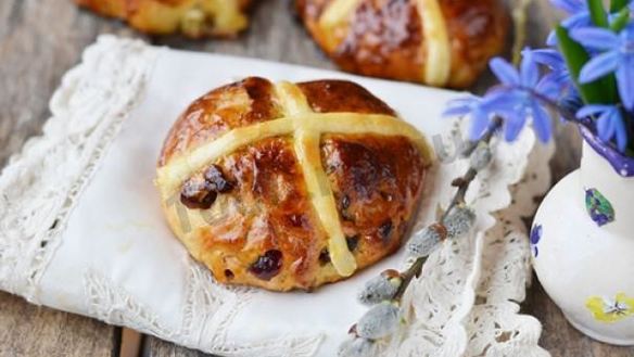 Рецепт Крестовых пасхальных булочек с изюмом