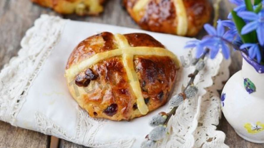 Рецепт крестовых пасхальных булочек с изюмом