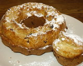 Кулич с вишней и клюквой