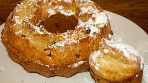 кулич с вишней и клюквой