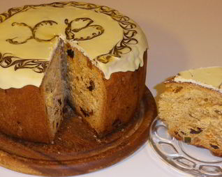 Пасхальный кулич с изюмом и цукатами