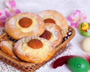 Пасхальные булочки с кремом и абрикосами