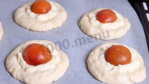 пасхальные булочки с кремом и абрикосами