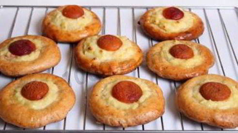 пасхальные булочки с кремом и абрикосами