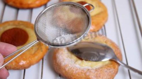 пасхальные булочки с кремом и абрикосами