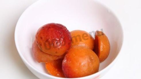 пасхальные булочки с кремом и абрикосами