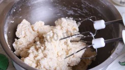 пасхальные булочки с кремом и абрикосами