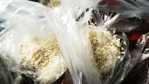 пасхальные яйца окрашенные цветным рисом