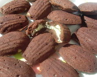 Шоколадные мадлен с кокосовой начинкой