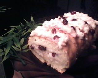 Бисквитный рулет с брусничным суфле