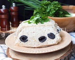 Куриное суфле с оливками на пару в мультиварке