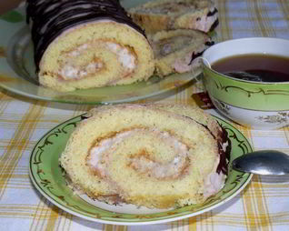 Рулет бисквитный с клубнично-сливочным суфле