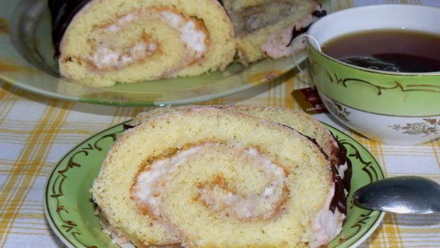 Рецепт рулета бисквитного с клубнично-сливочным суфле