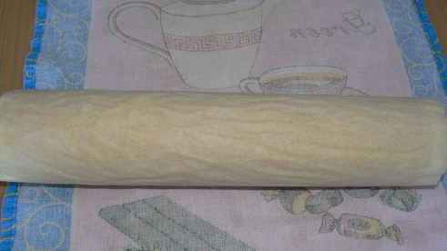 рулет бисквитный с клубнично-сливочным суфле