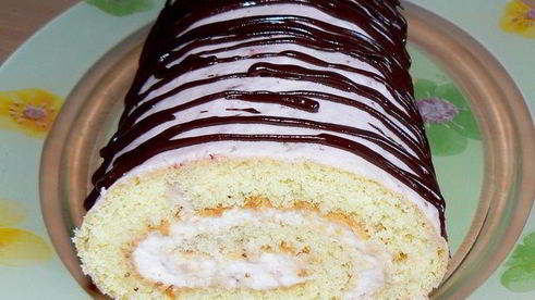 рулет бисквитный с клубнично-сливочным суфле