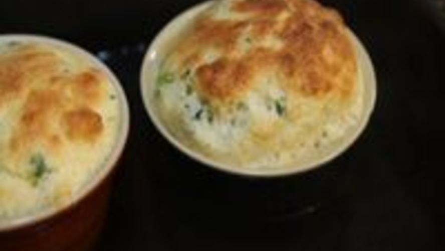 Рецепт сливочного суфле с зеленым луком и тимьяном