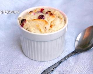 Творожно-банановое суфле с брусникой
