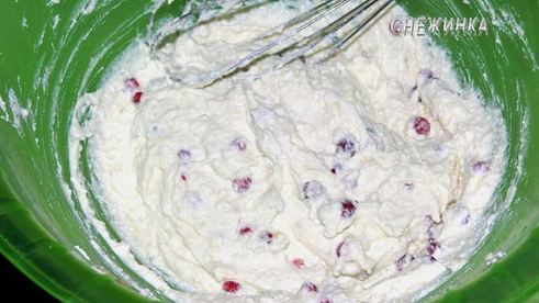 творожно-банановое суфле с брусникой