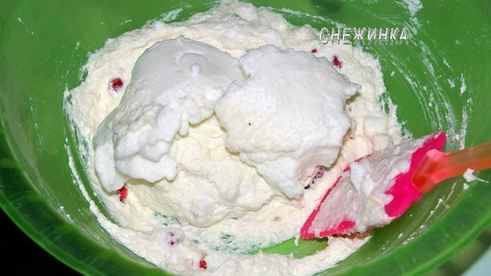 творожно-банановое суфле с брусникой