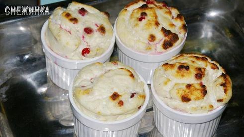 творожно-банановое суфле с брусникой