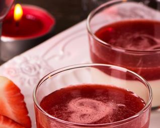 Ванильная панна котта с клубничным соусом