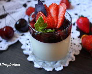 Ванильная панна котта с ягодным соусом и базиликом