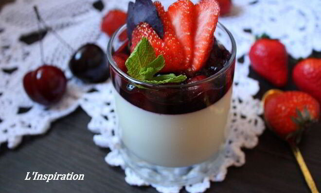 Ванильная панна котта с ягодным соусом и базиликом