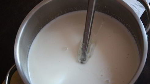 ванильная панна котта с ягодным соусом и базиликом