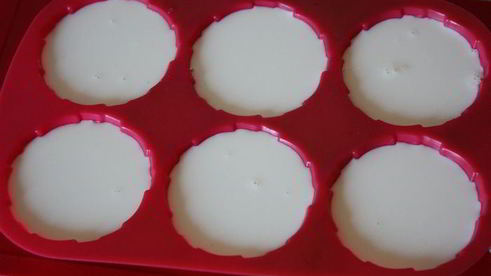 ванильная панна котта с ягодным соусом и базиликом