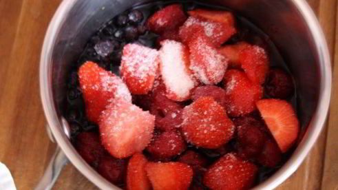 ванильная панна котта с ягодным соусом и базиликом