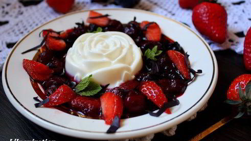 ванильная панна котта с ягодным соусом и базиликом