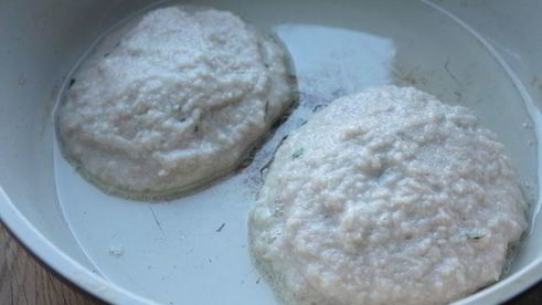 картофельные драники с треской под грибным соусом