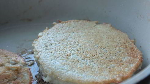 картофельные драники с треской под грибным соусом