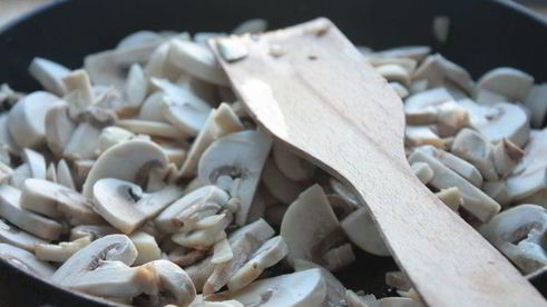 картофельные драники с треской под грибным соусом