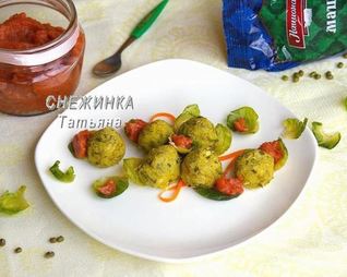 Фрикадельки из маша с банановым соусом в капустных лепестках