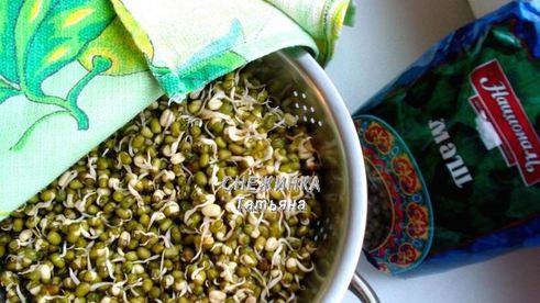 фрикадельки из маша с банановым соусом в капустных лепестках