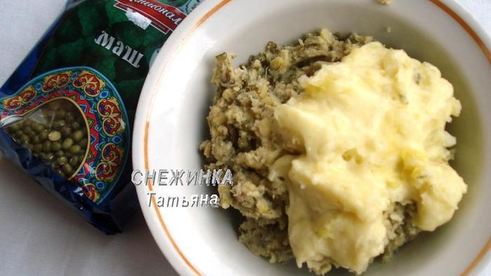 фрикадельки из маша с банановым соусом в капустных лепестках