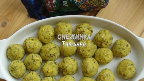 фрикадельки из маша с банановым соусом в капустных лепестках