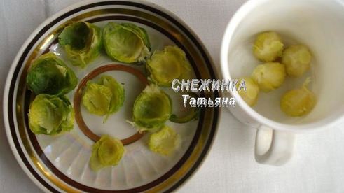 фрикадельки из маша с банановым соусом в капустных лепестках