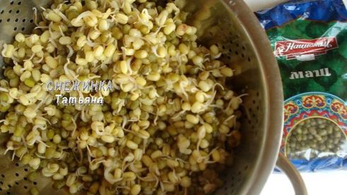 фрикадельки из маша с банановым соусом в капустных лепестках