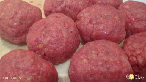 фрикадельки на овощной подушке