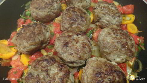 фрикадельки на овощной подушке