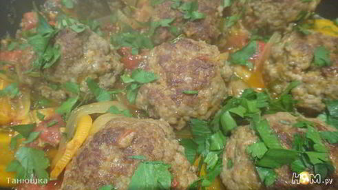 фрикадельки на овощной подушке