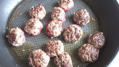 фрикадельки в пикантном соусе с пастой