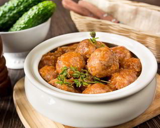 Фрикадельки в пикантном томатном соусе